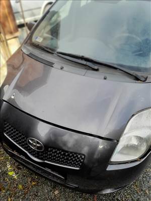 Toyota yaris xp90 motorháztető 1g3