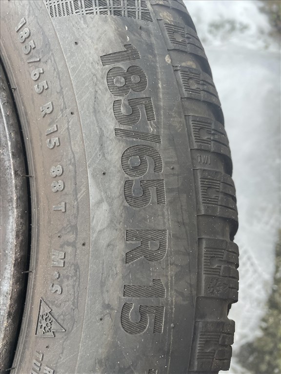  4x100 lyukosztású 15" használt lemezfelni, rajta 185/65 újszerű Continental téli gumi gumi  3. kép