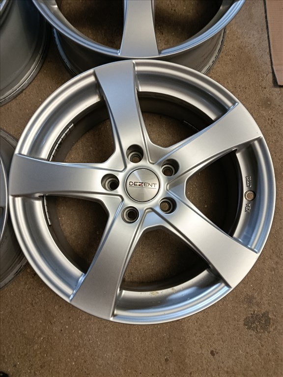  5x114.3 lyukosztású 7JJ 17" újszerű Dezent alufelni 2. kép
