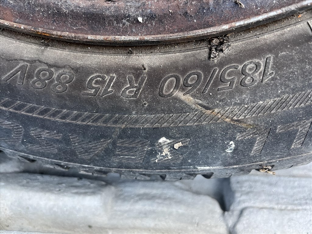  4x108 lyukosztású 15" lemezfelni, rajta 185/60 Riken négyévszakos gumi 2. kép