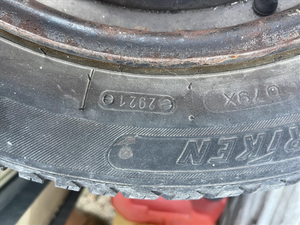  4x108 lyukosztású 15" lemezfelni, rajta 185/60 Riken négyévszakos gumi 3. kép