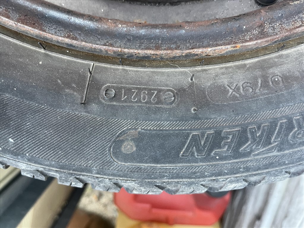  4x108 lyukosztású 15" lemezfelni, rajta 185/60 Riken négyévszakos gumi 4. kép