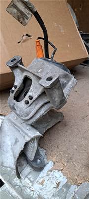 Audi A4 (B8 - 8K), Audi A5 (B8 - 8T), Audi A6 (C7 - 4G) motortartó bak  8r0199381