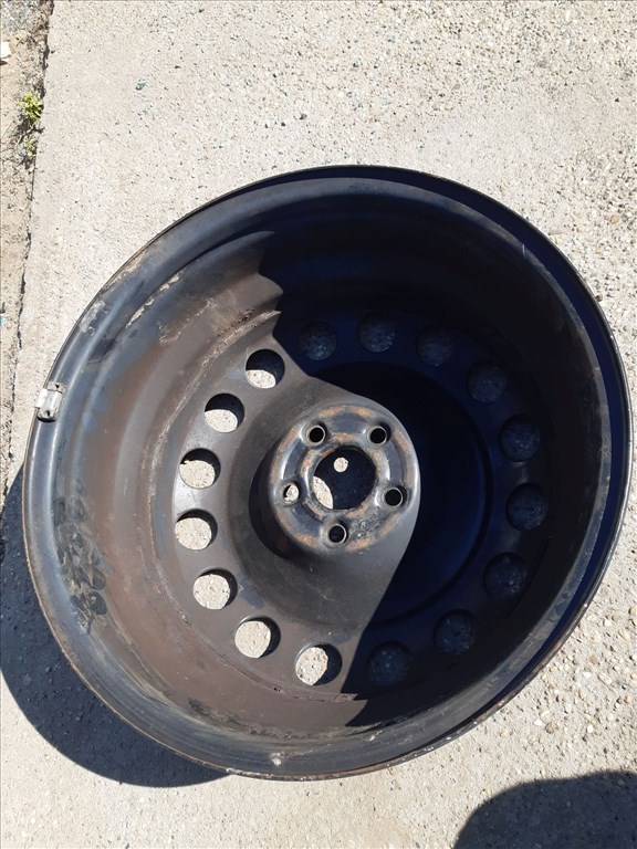 Volkswagen Golf IV <p>Gyáriszám:<br>1J0 601 027 R</p><p>Felni méret: 16"</p><p>Felni szélesség: 6.5</p><p>Furatszám: 5</p><p>Osztókör: 100.0</p><p>ET szám: ET42</p><p>Agy Átmérõ: 54.0</p><p>Állapot: Normál</p><p>Érdeklõdéskor hivatkozzon erre: KIN-66933</p><p>Bármire van szüksége hívjon bizalommal!<br>Kizárólag munkaidõben hétfõtõl - péntekig 8-12 13-16 óráig!<br>Alkatrészek széles választékban!<br>Hivatalos Regisztrált Autobontó Kecel!<br>Vásároljon Megbízható Helyrõl Beszerelési Garanciával Profiktól!</p> 1. kép