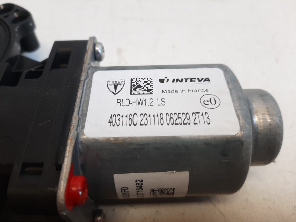 Tesla Model 3 bal hátsó ablakemelõ motor 403116C 3. kép
