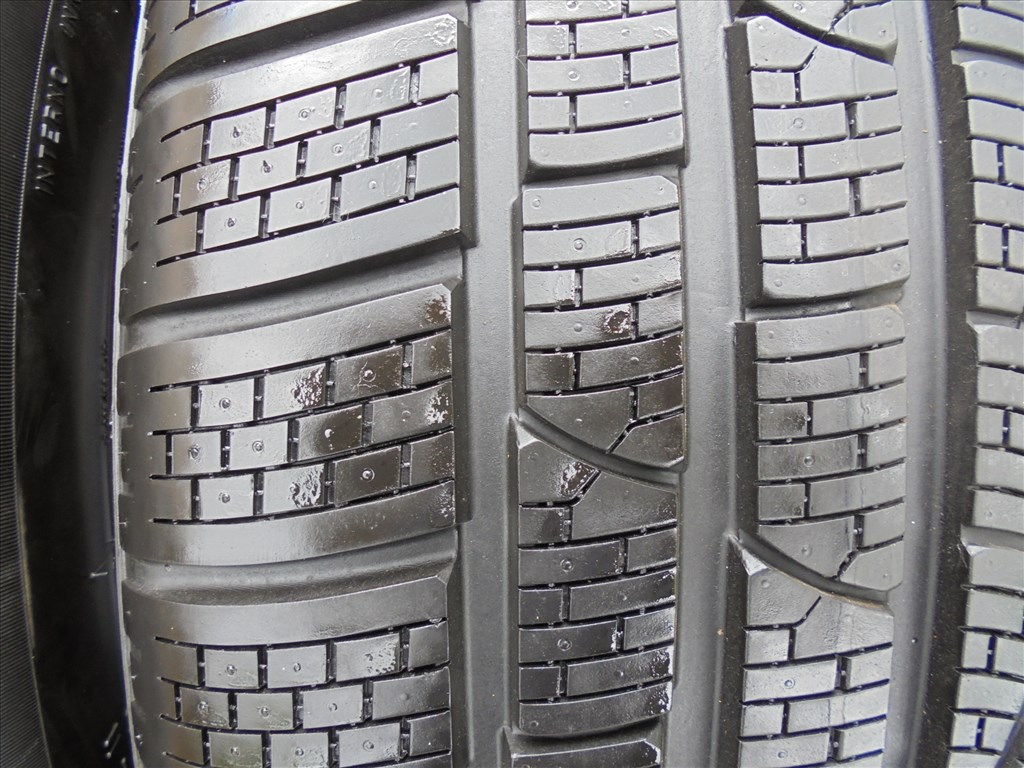 Új 2 db 235/50 R 17" -es Pirelli téli gumi eladó 2. kép