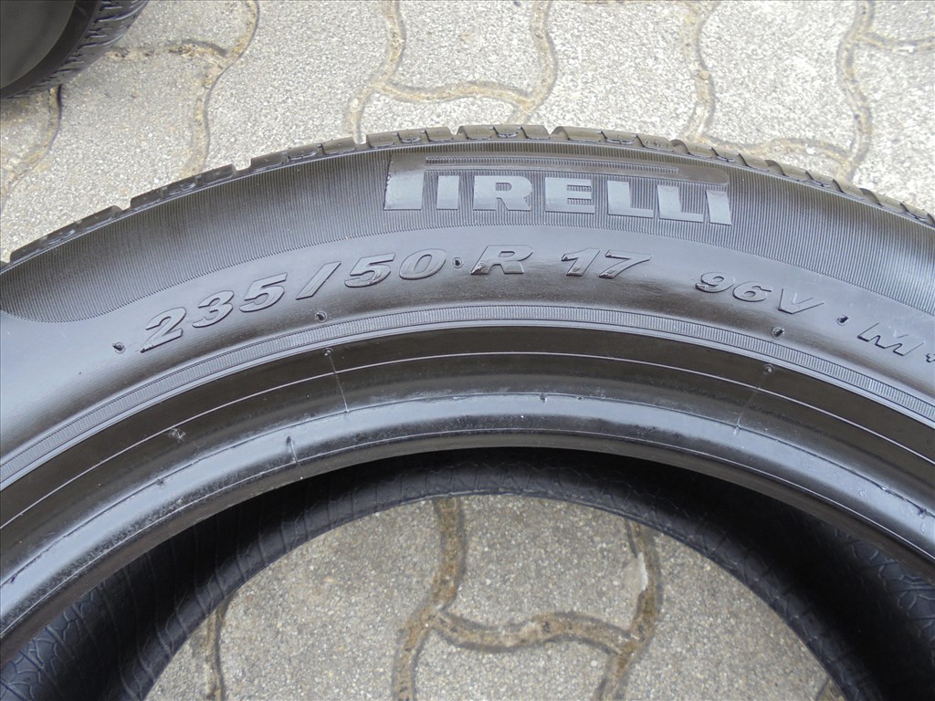 Új 2 db 235/50 R 17" -es Pirelli téli gumi eladó 3. kép