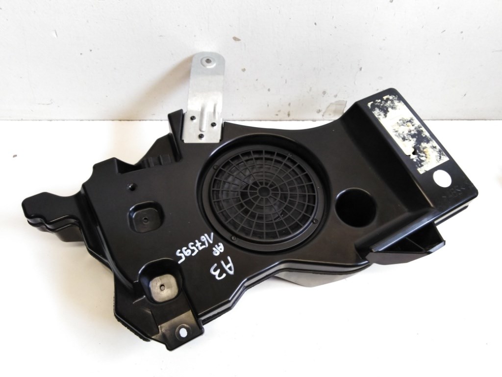 Audi A3 5 ajtós (8P) bal hátsó hangszóró csomagtérbe 1. kép