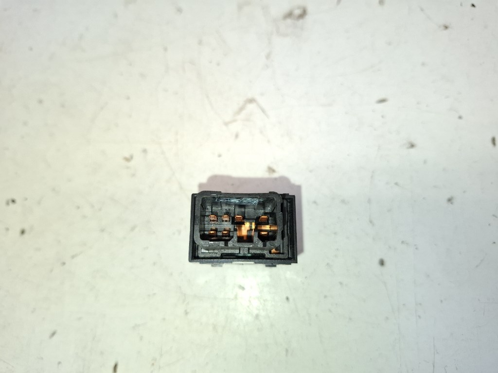 Kia Ceed (ED) jobb elsõ ablakemelõ kapcsoló 935751H000 3. kép