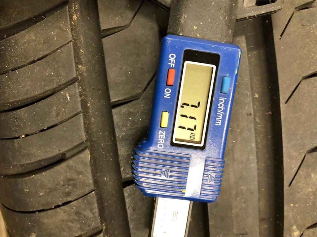  5x108 lyukosztású 17" újszerű (gyári felni) alufelni, rajta 235/55 használt gumi  8. kép