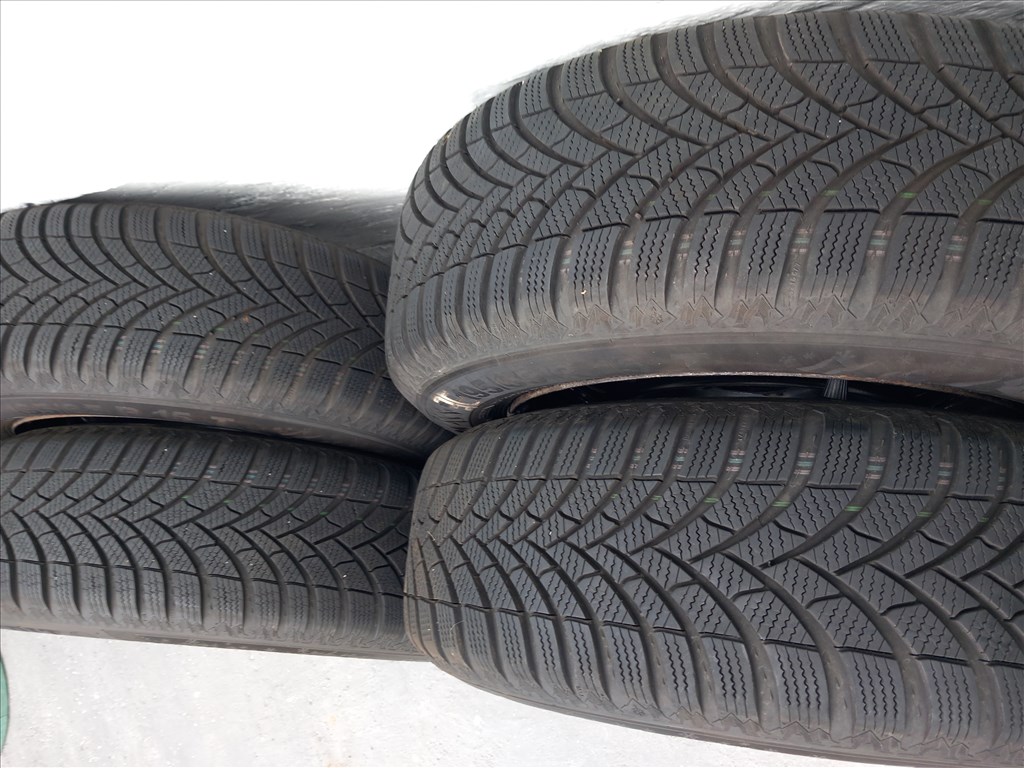  5x110 lyukosztású 15" használt lemezfelni, rajta 195/65 újszerű Semperit téli gumi  2. kép