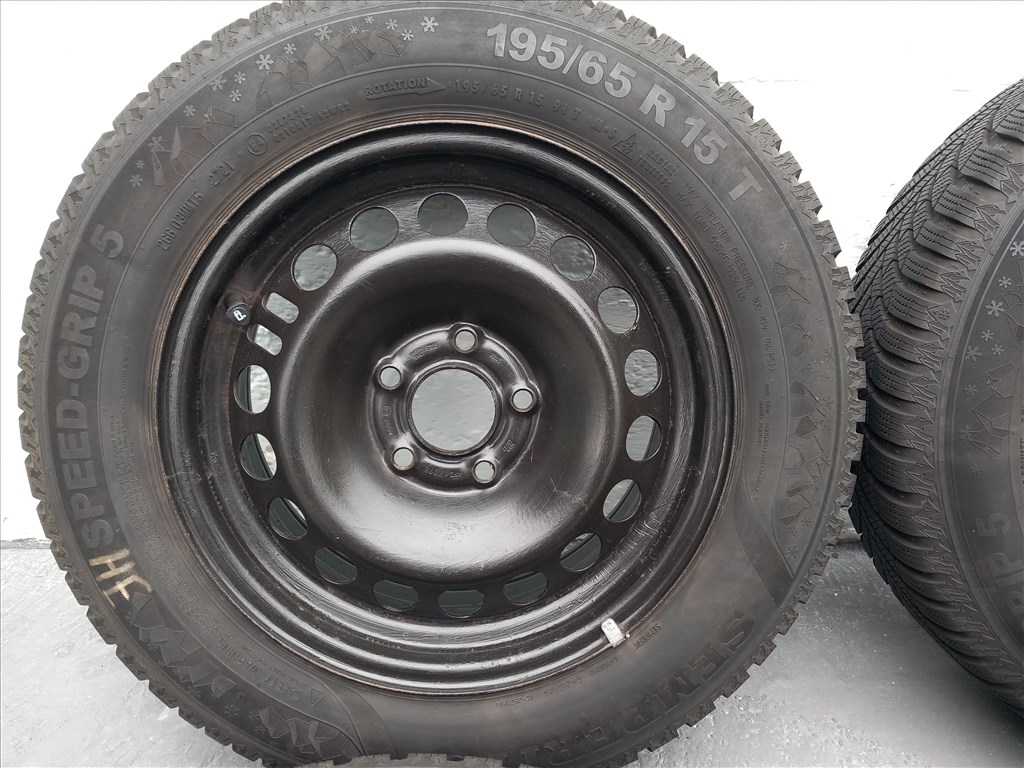  5x110 lyukosztású 15" használt lemezfelni, rajta 195/65 újszerű Semperit téli gumi  4. kép