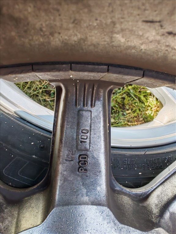  5x100 lyukosztású 15" használt Aez alufelni, rajta 195/50 használt nyári gumi gumi  4. kép