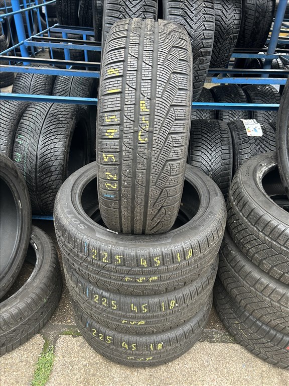 4db 225/45×18″ Pirelli RSC téli gumiabroncs. (3751340) 1. kép