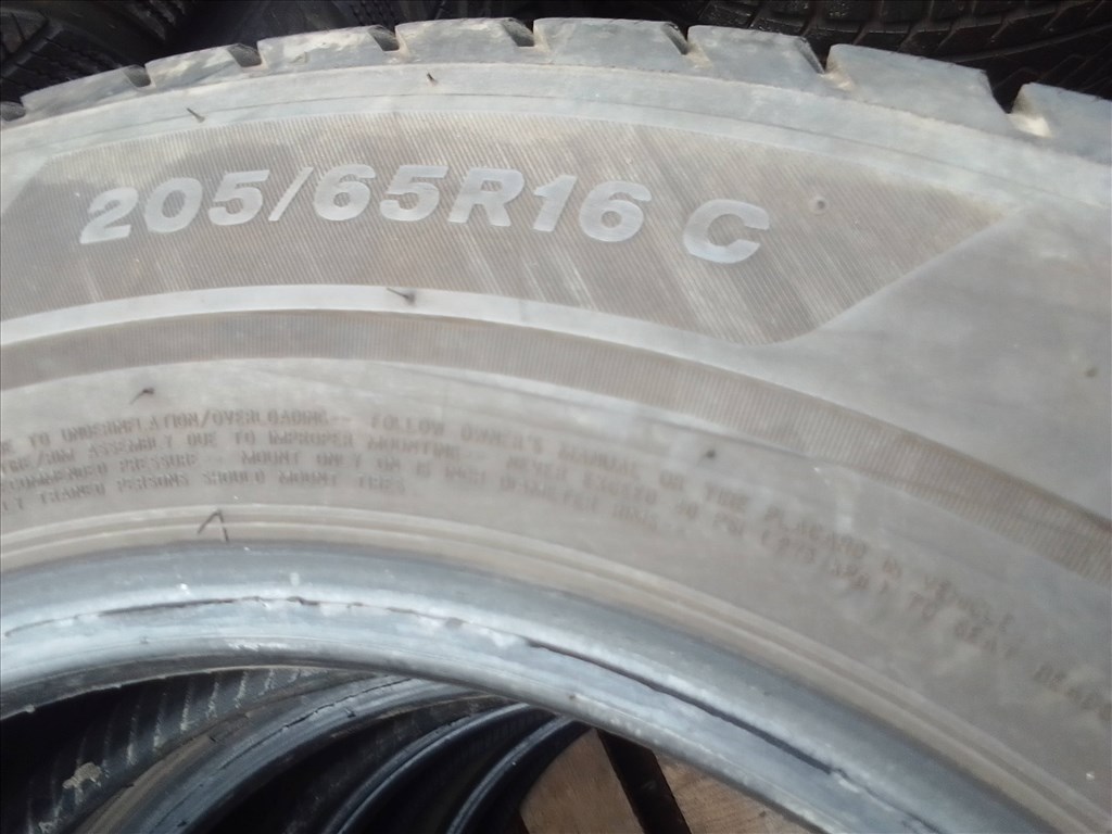  205/6516C Bridgestone újszerű kisteher téli gumik 6. kép