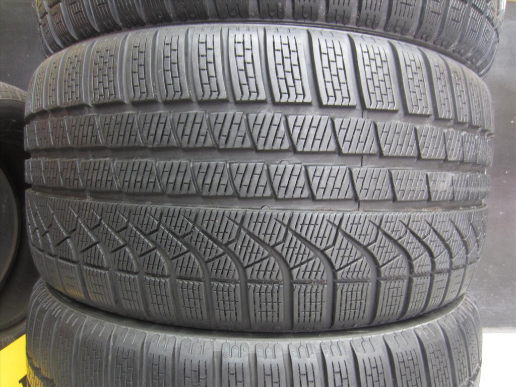  275/35/285/35 R20 PIRELLI PZERO WINTER 104W 2. kép