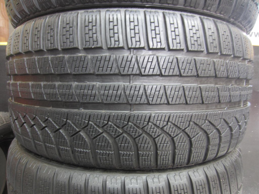  275/35/285/35 R20 PIRELLI PZERO WINTER 104W 3. kép