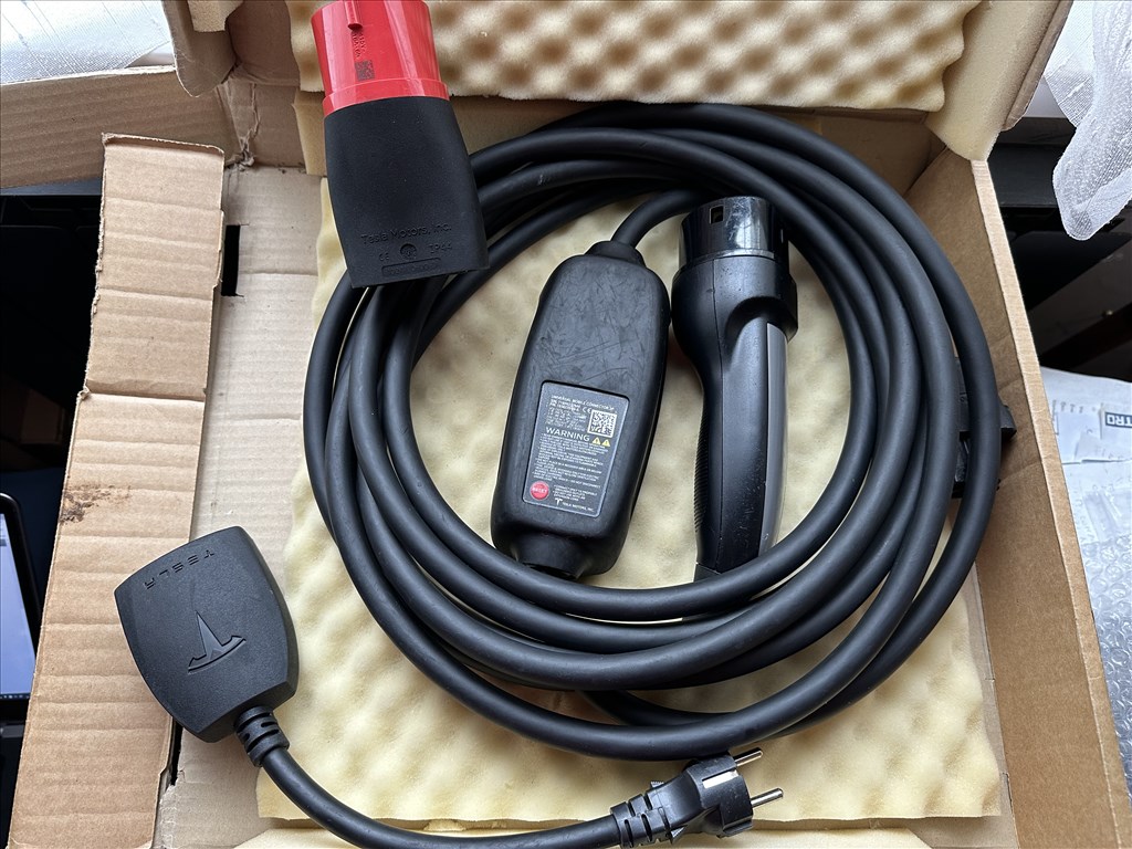 Tesla UMC 1 gyári töltő Tesla Type 2 otthoni töltő 1 illetve 3 fázis hordozható töltő UMC1 1. kép