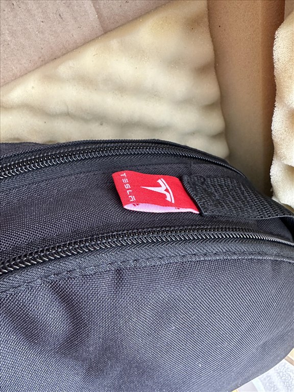 Tesla UMC 1 gyári töltő Tesla Type 2 otthoni töltő 1 illetve 3 fázis hordozható töltő UMC1 4. kép