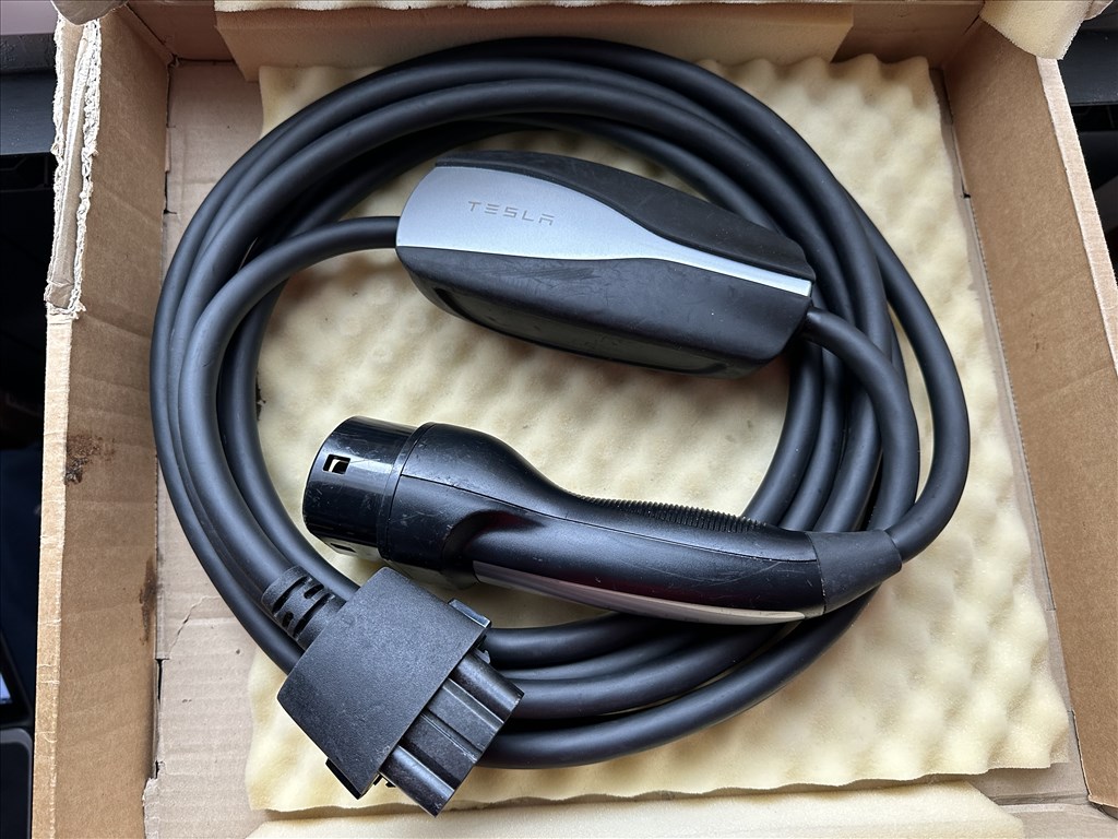 Tesla UMC 1 gyári töltő Tesla Type 2 otthoni töltő 1 illetve 3 fázis hordozható töltő UMC1 5. kép