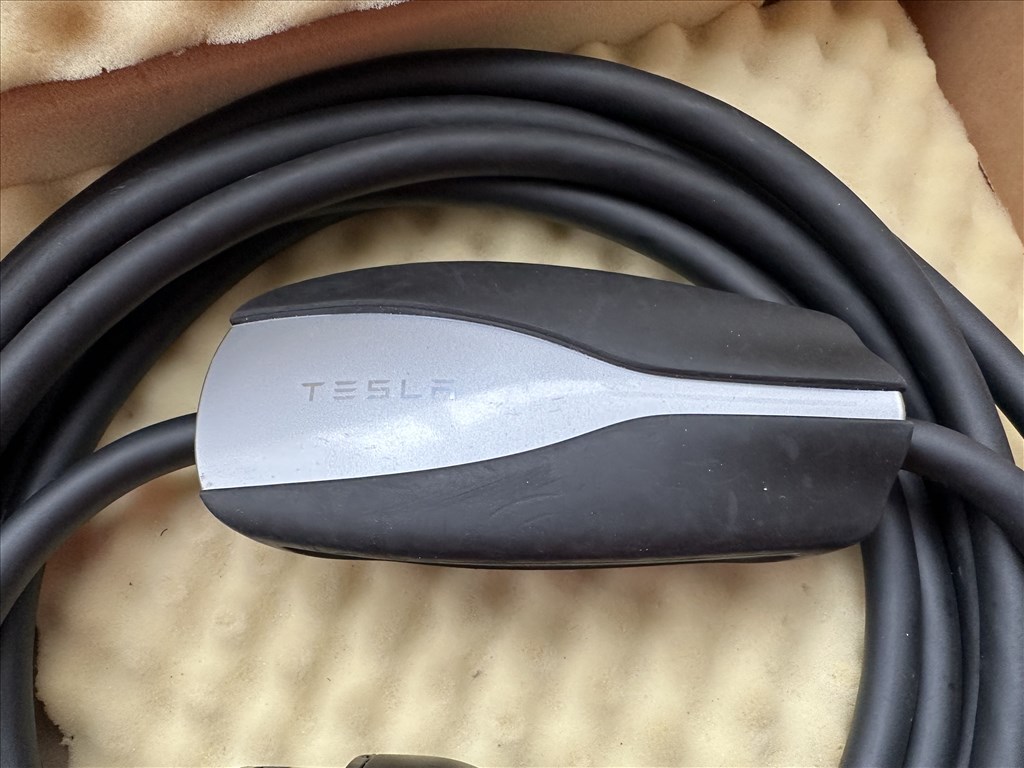 Tesla UMC 1 gyári töltő Tesla Type 2 otthoni töltő 1 illetve 3 fázis hordozható töltő UMC1 6. kép