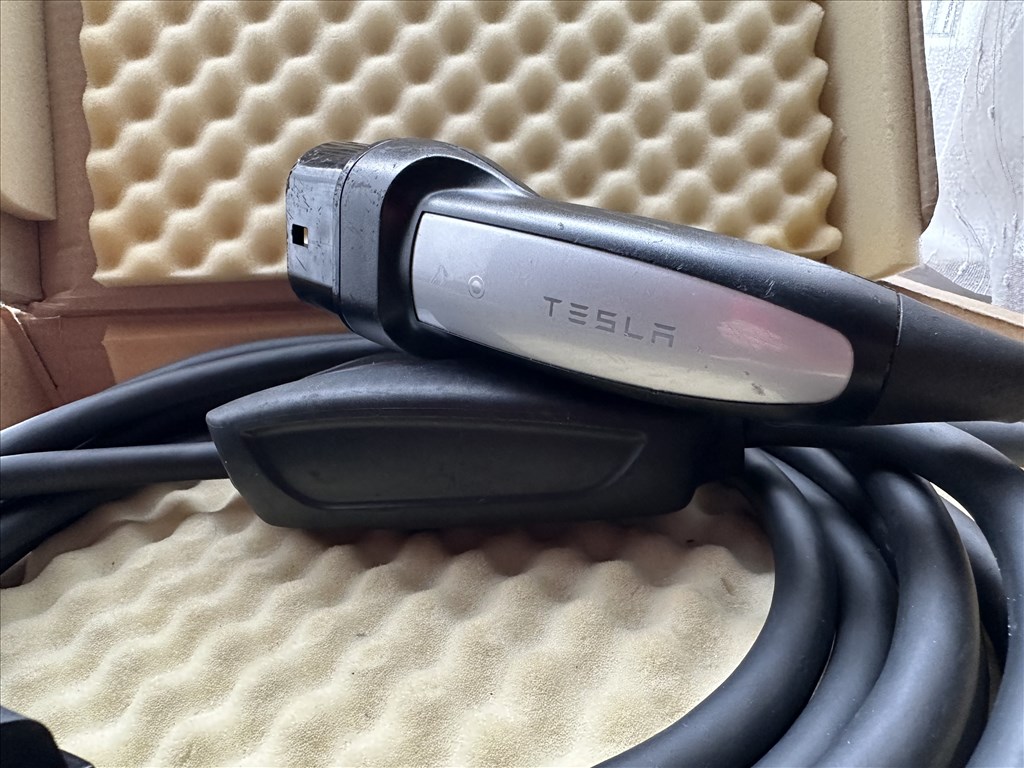 Tesla UMC 1 gyári töltő Tesla Type 2 otthoni töltő 1 illetve 3 fázis hordozható töltő UMC1 7. kép