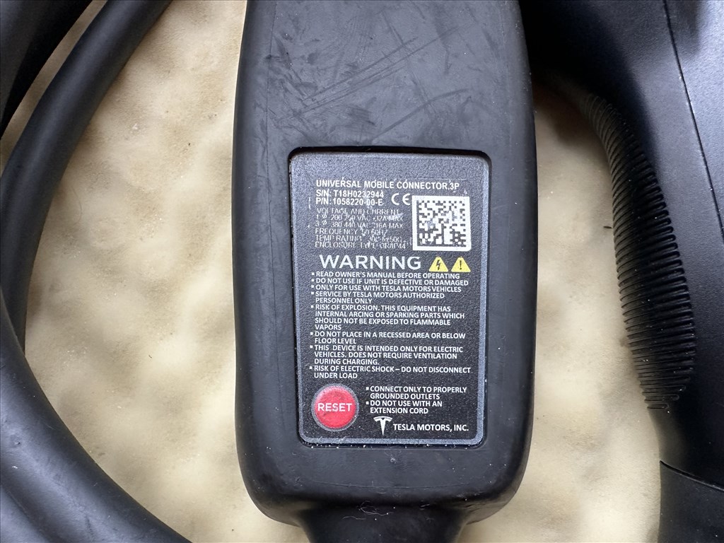 Tesla UMC 1 gyári töltő Tesla Type 2 otthoni töltő 1 illetve 3 fázis hordozható töltő UMC1 8. kép