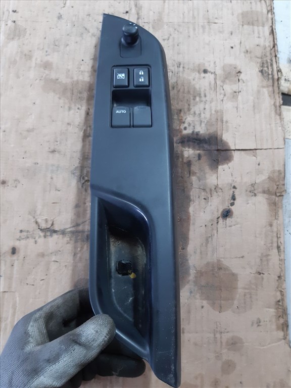Suzuki Swift IV 10-17 Bal Elsõ Ablakemelõ Kapcsoló 1. kép