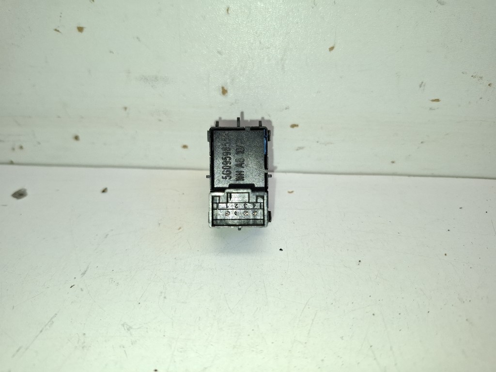 Skoda Karoq jobb elsõ ablakemelõ kapcsoló 5G0959855K 3. kép