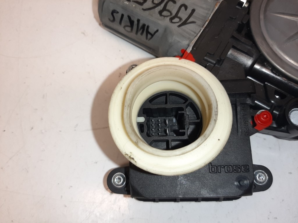 Toyota Auris (E180) bal hátsó ablakemelõ motor 8570102010 961920101 5. kép