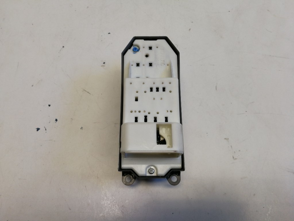 Toyota Yaris (XP90) bal elsõ ablakemelõ kapcsoló 2. kép