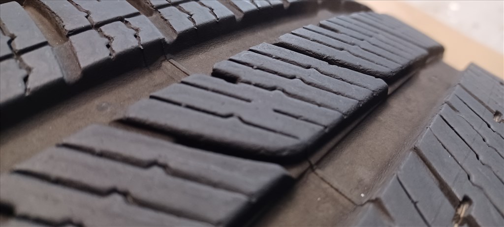  Defekttűrő Bridgestone Alenza 275/55 R19 négyévszakos gumik 4db 2. kép