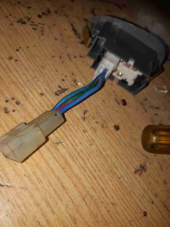 Suzuki Swift II 92-03 Jobb Hátsó Ablakemelõ Kapcsoló 2. kép