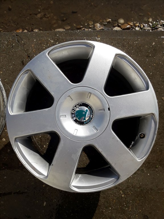 Skoda Octavia II <p>Gyáriszám:<br> 1Z0601025B22</p><p>Felni méret: 16"</p><p>Furatszám: 5</p><p>Osztókör: 112.0</p><p>ET szám: ET50</p><p>Állapot: Normál</p><p>Érdeklõdéskor hivatkozzon erre: KIN-40082</p><p>Bármire van szüksége hívjon bizalommal!<br>Kizárólag munkaidõben hétfõtõl - péntekig 8-12 13-16 óráig!<br>Alkatrészek széles választékban!<br>Hivatalos Regisztrált Autobontó Kecel!<br>Vásároljon Megbízható Helyrõl Beszerelési Garanciával Profiktól!</p> 65000 1. kép