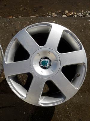 Skoda Octavia II <p>Gyáriszám:<br> 1Z0601025B22</p><p>Felni méret: 16"</p><p>Furatszám: 5</p><p>Osztókör: 112.0</p><p>ET szám: ET50</p><p>Állapot: Normál</p><p>Érdeklődéskor hivatkozzon erre: KIN-40082</p><p>Bármire van szüksége hívjon bizalommal!<br>Kizárólag munkaidőben hétfőtől - péntekig 8-12 13-16 óráig!<br>Alkatrészek széles választékban!<br>Hivatalos Regisztrált Autobontó Kecel!<br>Vásároljon Megbízható Helyről Beszerelési Garanciával Profiktól!</p> 65000