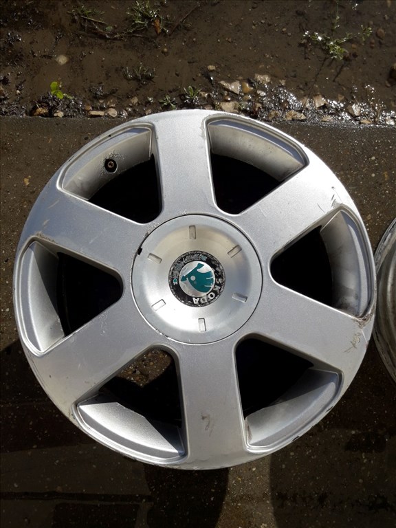 Skoda Octavia II <p>Gyáriszám:<br> 1Z0601025B22</p><p>Felni méret: 16"</p><p>Furatszám: 5</p><p>Osztókör: 112.0</p><p>ET szám: ET50</p><p>Állapot: Normál</p><p>Érdeklõdéskor hivatkozzon erre: KIN-40082</p><p>Bármire van szüksége hívjon bizalommal!<br>Kizárólag munkaidõben hétfõtõl - péntekig 8-12 13-16 óráig!<br>Alkatrészek széles választékban!<br>Hivatalos Regisztrált Autobontó Kecel!<br>Vásároljon Megbízható Helyrõl Beszerelési Garanciával Profiktól!</p> 65000 4. kép