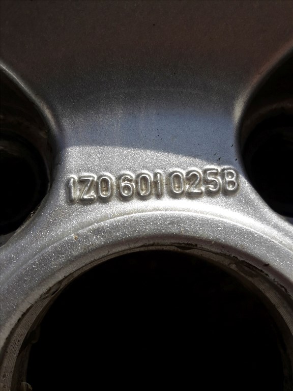 Skoda Octavia II <p>Gyáriszám:<br> 1Z0601025B22</p><p>Felni méret: 16"</p><p>Furatszám: 5</p><p>Osztókör: 112.0</p><p>ET szám: ET50</p><p>Állapot: Normál</p><p>Érdeklõdéskor hivatkozzon erre: KIN-40082</p><p>Bármire van szüksége hívjon bizalommal!<br>Kizárólag munkaidõben hétfõtõl - péntekig 8-12 13-16 óráig!<br>Alkatrészek széles választékban!<br>Hivatalos Regisztrált Autobontó Kecel!<br>Vásároljon Megbízható Helyrõl Beszerelési Garanciával Profiktól!</p> 65000 5. kép