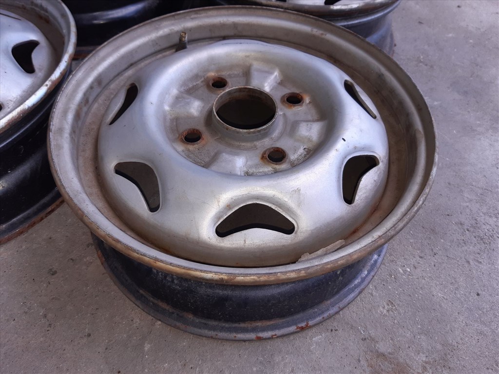 Suzuki Swift II 92-03 <p>Felni méret: 13"</p><p>Felni szélesség: 4.5</p><p>Furatszám: 4</p><p>Osztókör: 114.3</p><p>ET szám: ET45</p><p>Állapot: Normál</p><p>Érdeklõdéskor hivatkozzon erre: KIN-40140</p><p>Bármire van szüksége hívjon bizalommal!<br>Kizárólag munkaidõben hétfõtõl - péntekig 8-12 13-16 óráig!<br>Alkatrészek széles választékban!<br>Hivatalos Regisztrált Autobontó Kecel!<br>Vásároljon Megbízható Helyrõl Beszerelési Garanciával Profiktól!</p> 20000 1. kép