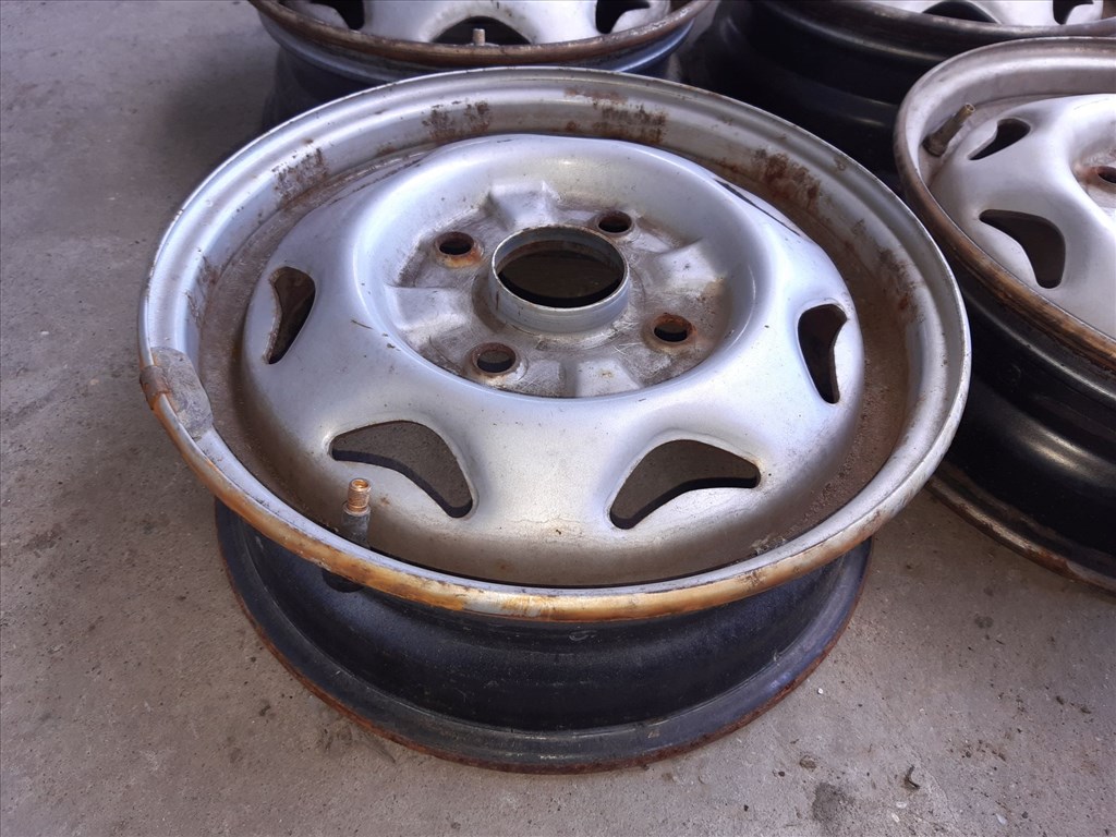 Suzuki Swift II 92-03 <p>Felni méret: 13"</p><p>Felni szélesség: 4.5</p><p>Furatszám: 4</p><p>Osztókör: 114.3</p><p>ET szám: ET45</p><p>Állapot: Normál</p><p>Érdeklõdéskor hivatkozzon erre: KIN-40140</p><p>Bármire van szüksége hívjon bizalommal!<br>Kizárólag munkaidõben hétfõtõl - péntekig 8-12 13-16 óráig!<br>Alkatrészek széles választékban!<br>Hivatalos Regisztrált Autobontó Kecel!<br>Vásároljon Megbízható Helyrõl Beszerelési Garanciával Profiktól!</p> 20000 2. kép