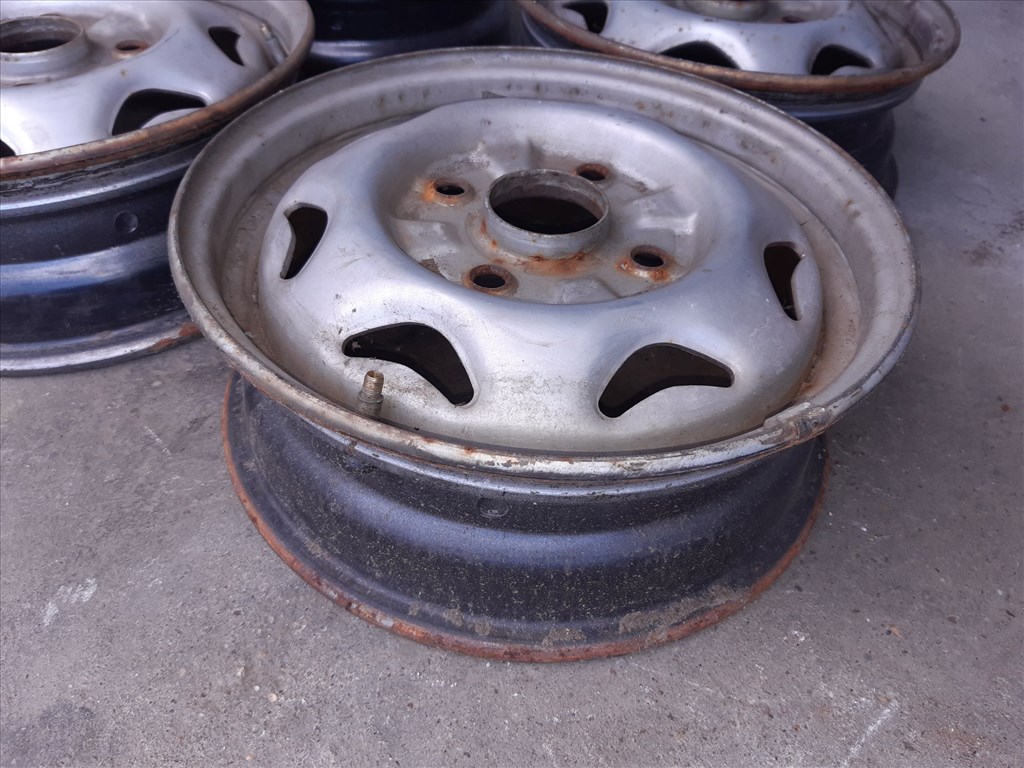 Suzuki Swift II 92-03 <p>Felni méret: 13"</p><p>Felni szélesség: 4.5</p><p>Furatszám: 4</p><p>Osztókör: 114.3</p><p>ET szám: ET45</p><p>Állapot: Normál</p><p>Érdeklõdéskor hivatkozzon erre: KIN-40140</p><p>Bármire van szüksége hívjon bizalommal!<br>Kizárólag munkaidõben hétfõtõl - péntekig 8-12 13-16 óráig!<br>Alkatrészek széles választékban!<br>Hivatalos Regisztrált Autobontó Kecel!<br>Vásároljon Megbízható Helyrõl Beszerelési Garanciával Profiktól!</p> 20000 3. kép