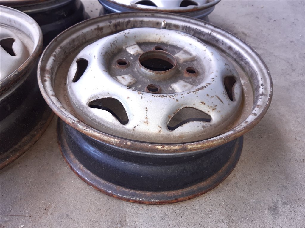 Suzuki Swift II 92-03 <p>Felni méret: 13"</p><p>Felni szélesség: 4.5</p><p>Furatszám: 4</p><p>Osztókör: 114.3</p><p>ET szám: ET45</p><p>Állapot: Normál</p><p>Érdeklõdéskor hivatkozzon erre: KIN-40140</p><p>Bármire van szüksége hívjon bizalommal!<br>Kizárólag munkaidõben hétfõtõl - péntekig 8-12 13-16 óráig!<br>Alkatrészek széles választékban!<br>Hivatalos Regisztrált Autobontó Kecel!<br>Vásároljon Megbízható Helyrõl Beszerelési Garanciával Profiktól!</p> 20000 4. kép