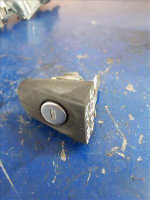 Ford Focus II Bal Első Ajtó Zárbetét