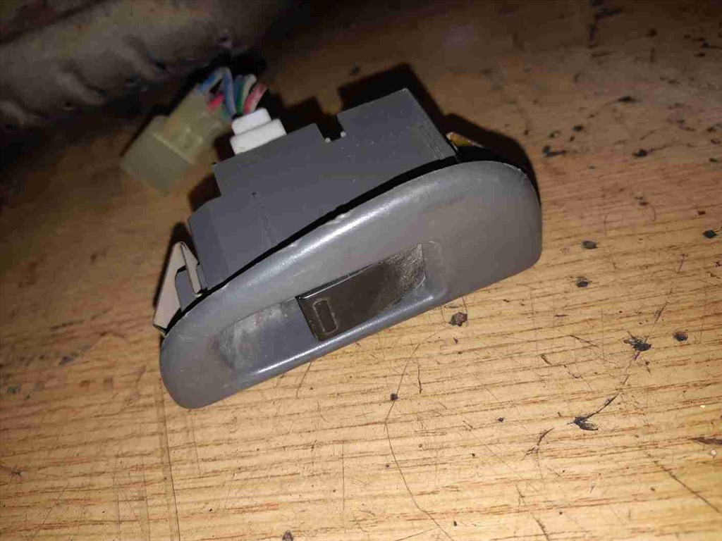 Suzuki Swift II 92-03 Bal Hátsó Ablakemelõ Kapcsoló 1. kép