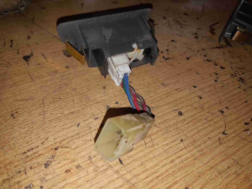 Suzuki Swift II 92-03 Bal Hátsó Ablakemelõ Kapcsoló 2. kép