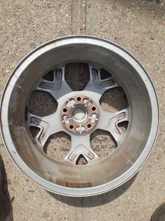 Renault Kadjar <p>Gyáriszám:<br>403008932R</p><p>Felni méret: 17"</p><p>Felni szélesség: 7.0</p><p>Furatszám: 5</p><p>Osztókör: 114.3</p><p>ET szám: ET40</p><p>Állapot: Normál</p><p>Érdeklõdéskor hivatkozzon erre: KIN-66944</p><p>Bármire van szüksége hívjon bizalommal!<br>Kizárólag munkaidõben hétfõtõl - péntekig 8-12 13-16 óráig!<br>Alkatrészek széles választékban!<br>Hivatalos Regisztrált Autobontó Kecel!<br>Vásároljon Megbízható Helyrõl Beszerelési Garanciával Profiktól!</p> 25000 2. kép