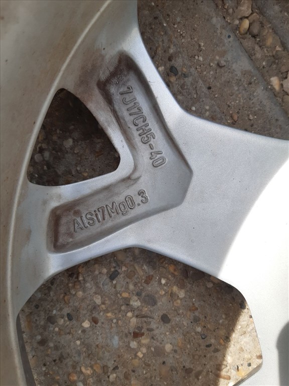 Renault Kadjar <p>Gyáriszám:<br>403008932R</p><p>Felni méret: 17"</p><p>Felni szélesség: 7.0</p><p>Furatszám: 5</p><p>Osztókör: 114.3</p><p>ET szám: ET40</p><p>Állapot: Normál</p><p>Érdeklõdéskor hivatkozzon erre: KIN-66944</p><p>Bármire van szüksége hívjon bizalommal!<br>Kizárólag munkaidõben hétfõtõl - péntekig 8-12 13-16 óráig!<br>Alkatrészek széles választékban!<br>Hivatalos Regisztrált Autobontó Kecel!<br>Vásároljon Megbízható Helyrõl Beszerelési Garanciával Profiktól!</p> 25000 3. kép