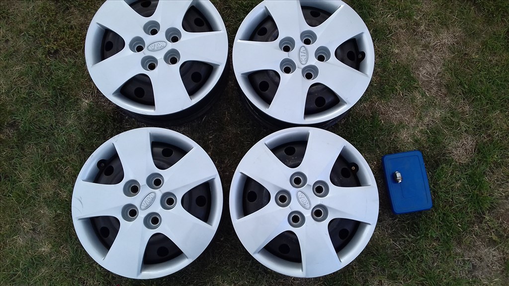  5x114.3 lyukosztású 5,5JJ 15" használt Kia lemezfelni dísztárcsával kerékanyákkal 1. kép