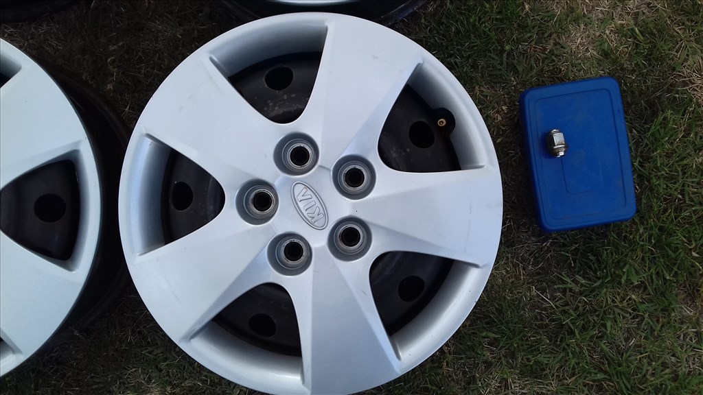  5x114.3 lyukosztású 5,5JJ 15" használt Kia lemezfelni dísztárcsával kerékanyákkal 2. kép