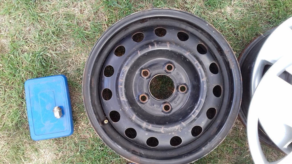  5x114.3 lyukosztású 5,5JJ 15" használt Kia lemezfelni dísztárcsával kerékanyákkal 3. kép