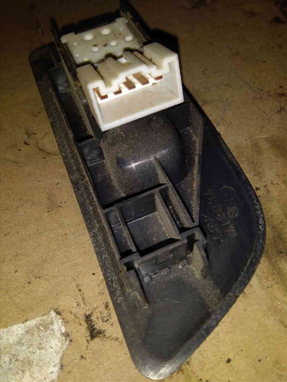 Suzuki Ignis 03-07 Bal Elsõ Ablakemelõ Kapcsoló 2. kép